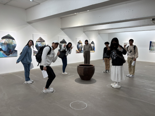 Ms. Jeannie Wu (senior arts consultant, HKU alumna and former University Hall non-affiliated member) offered a guided tour of Art Gallery “Exit” to enhance participants’ appreciation skills of art pieces. She also shared her insights in the commercial arts industry and informed participants of related career paths.
 